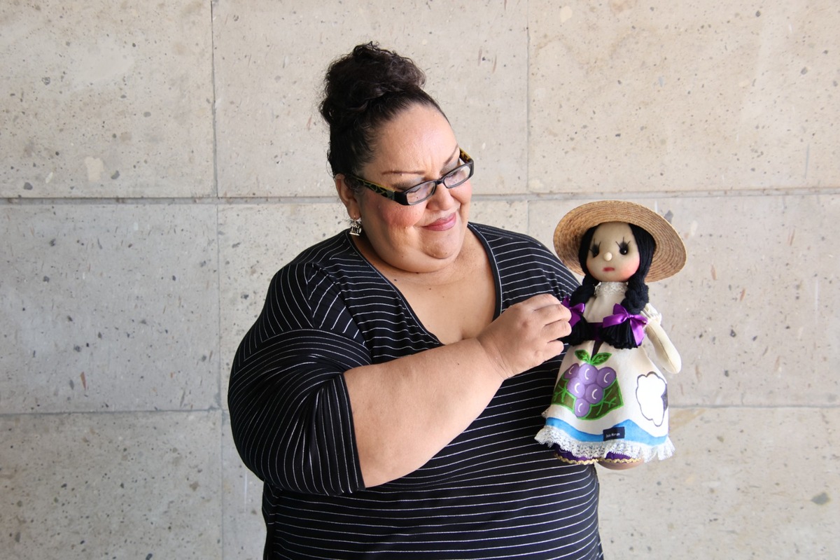 Delia Morán impulsa la identidad local con muñeca La Algodonera. (Verónica Rivera)