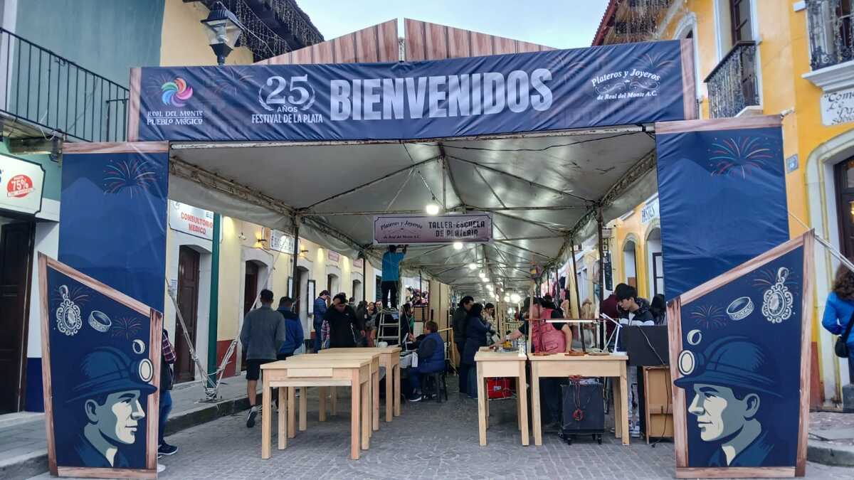Joyas artesanales de plata se exhiben y venden durante el festival en Real del Monte (Fotografía: Teodoro Santos)