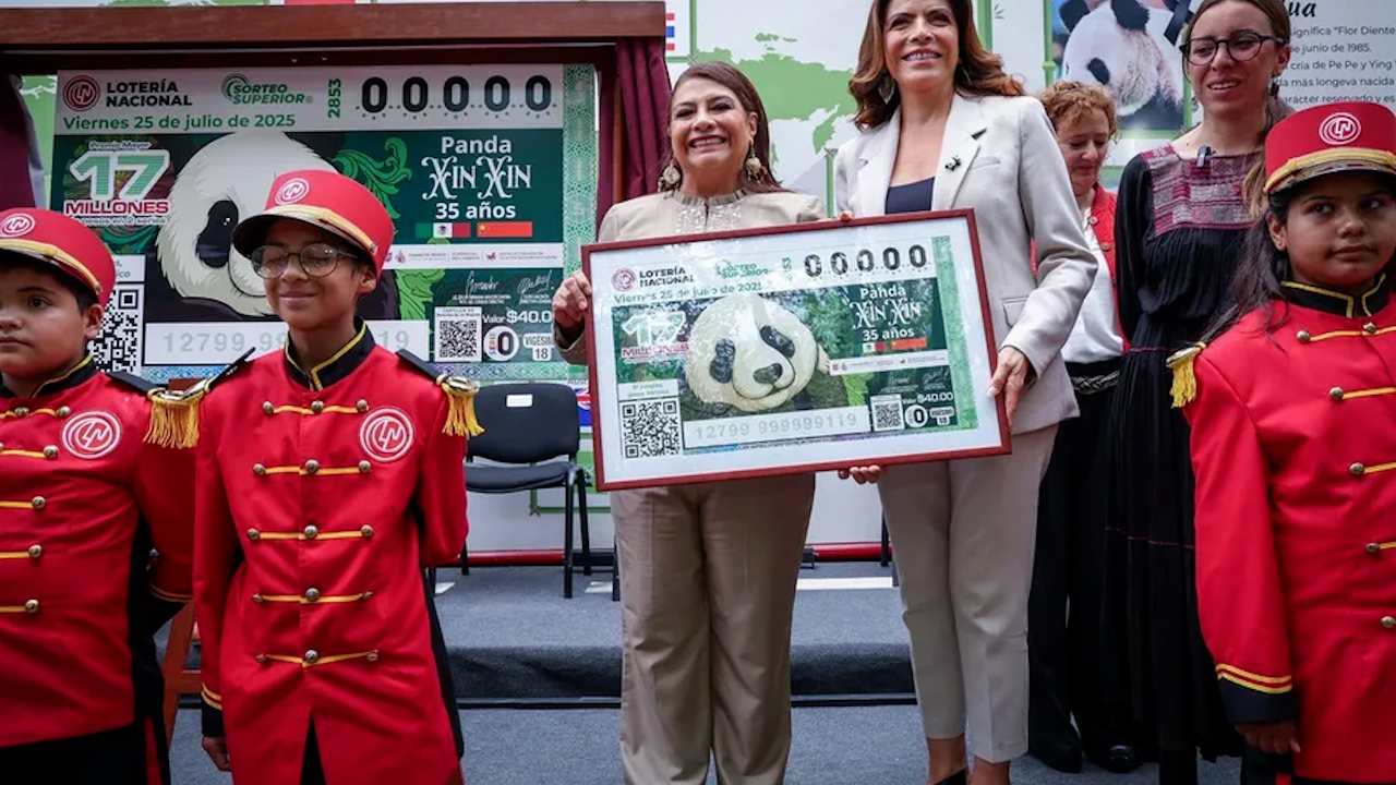 Lotería Nacional celebra los 35 años del panda Xin Xin con billete conmemorativo
