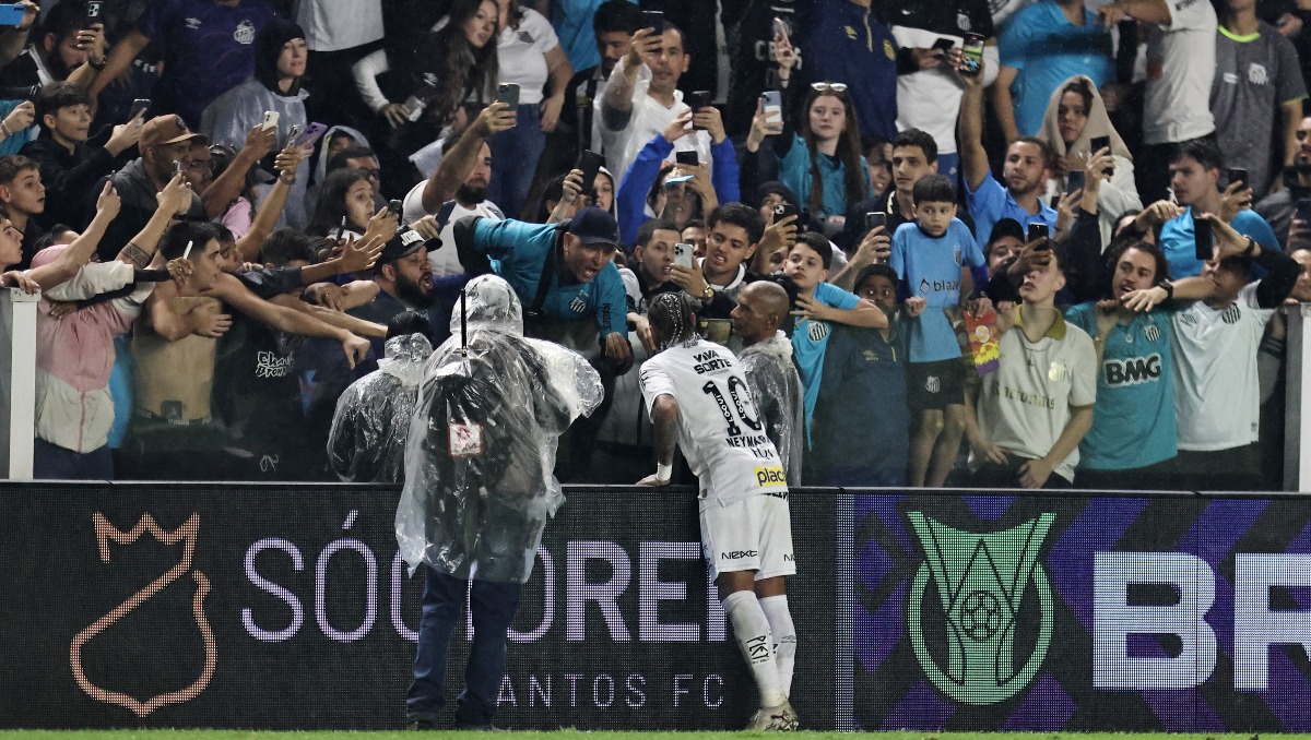 Neymar protagoniza airada discusión contra fans del Santos tras perder con el Inter de Porto Alegre (Reuters)