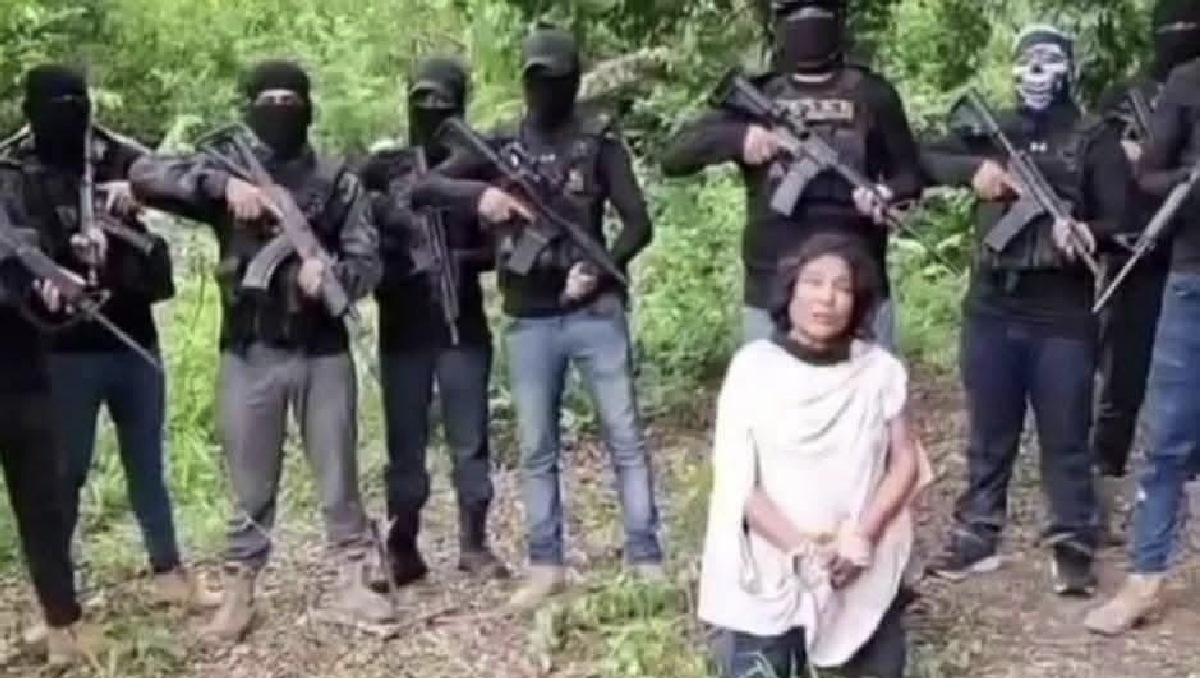 En redes sociales circuló un video en el que se mostraba a la maestra de rodillas junto a un grupo criminal. | Especial