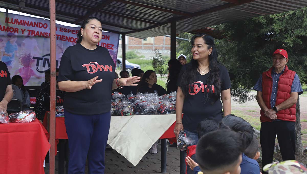 Representantes de TMW entregaron uniformes escolares en la Ciudad de los Niños Pachuca.
