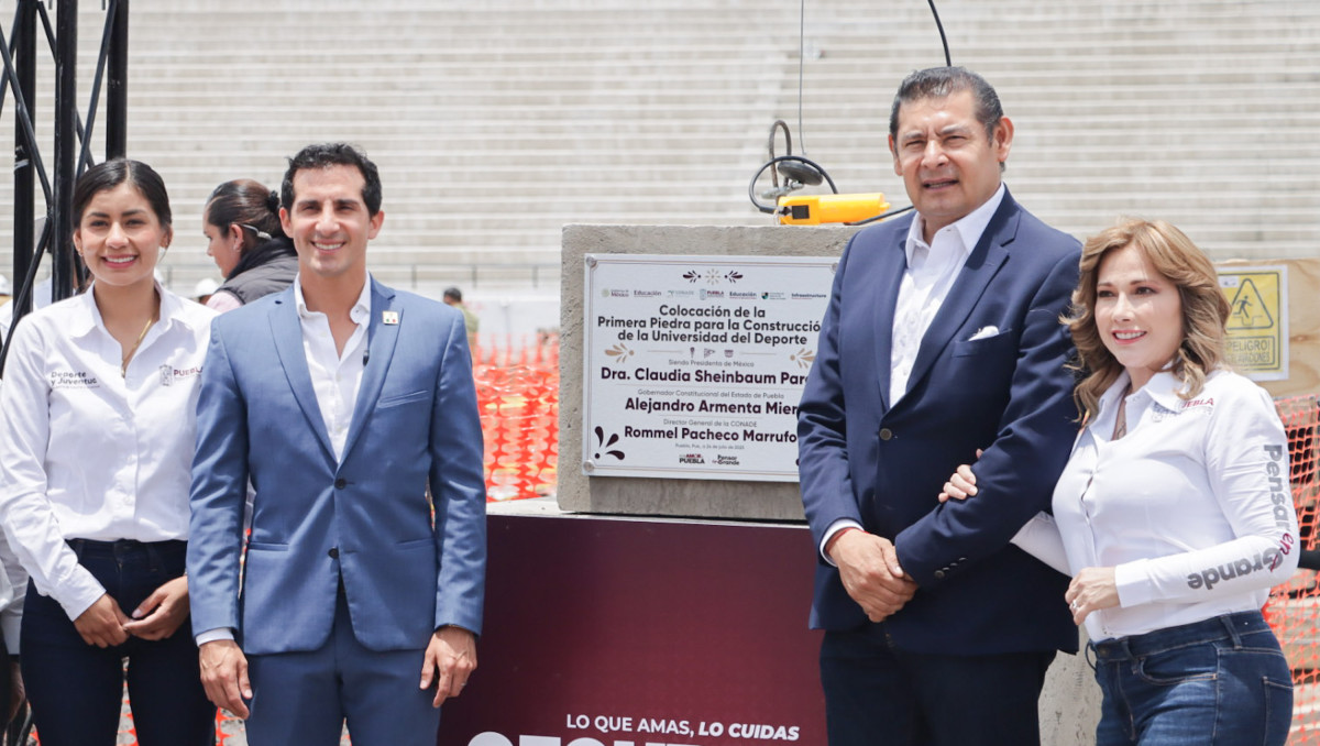 Rommel Pacheco y Alejandro Armenta colocan la primera piedra de la Universidad del Deporte en Puebla | Agencia Es Imagen