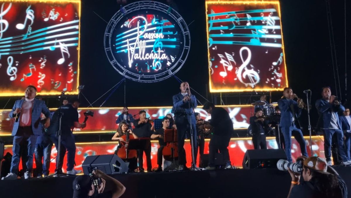 La agrupación entegó una noche llena de éxitos que puso a bailar a todos los regios. Ángel Martínez
