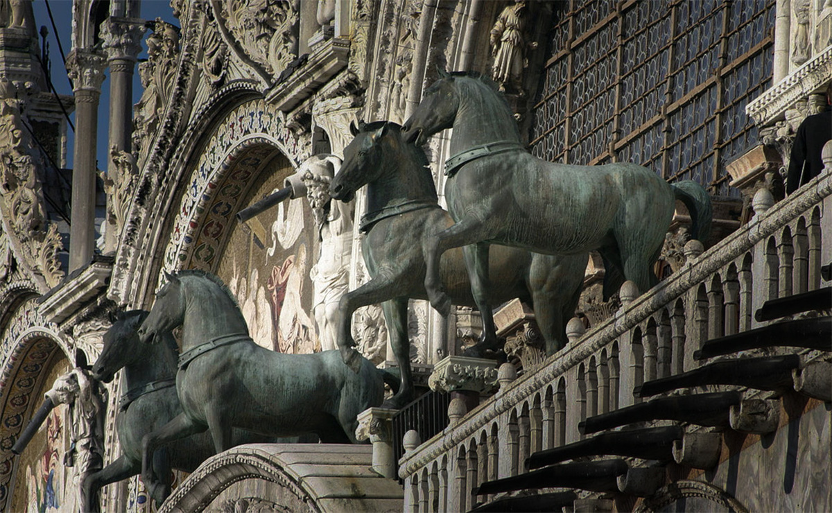 Los caballos (réplicas) en la fachada de San Marcos. (Wikimedia Commons)