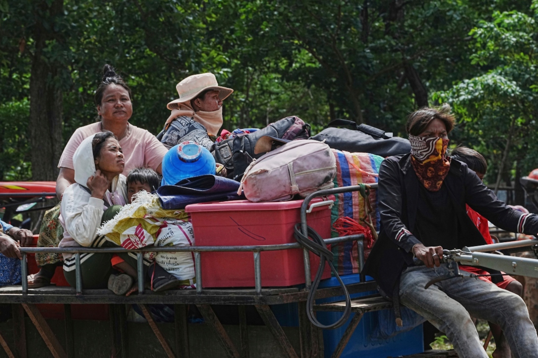 Camboyanos viajan en tractor para refugiarse en Wat Tham Kambar, en la provincia de Oddar Meanchey, en Camboya. |AP