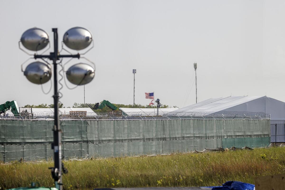 Han cubierto la pista del Aeropuerto de Entrenamiento y Transición Dade-Collier para construir el centro de detención Alligator Alcatraz. | EFE