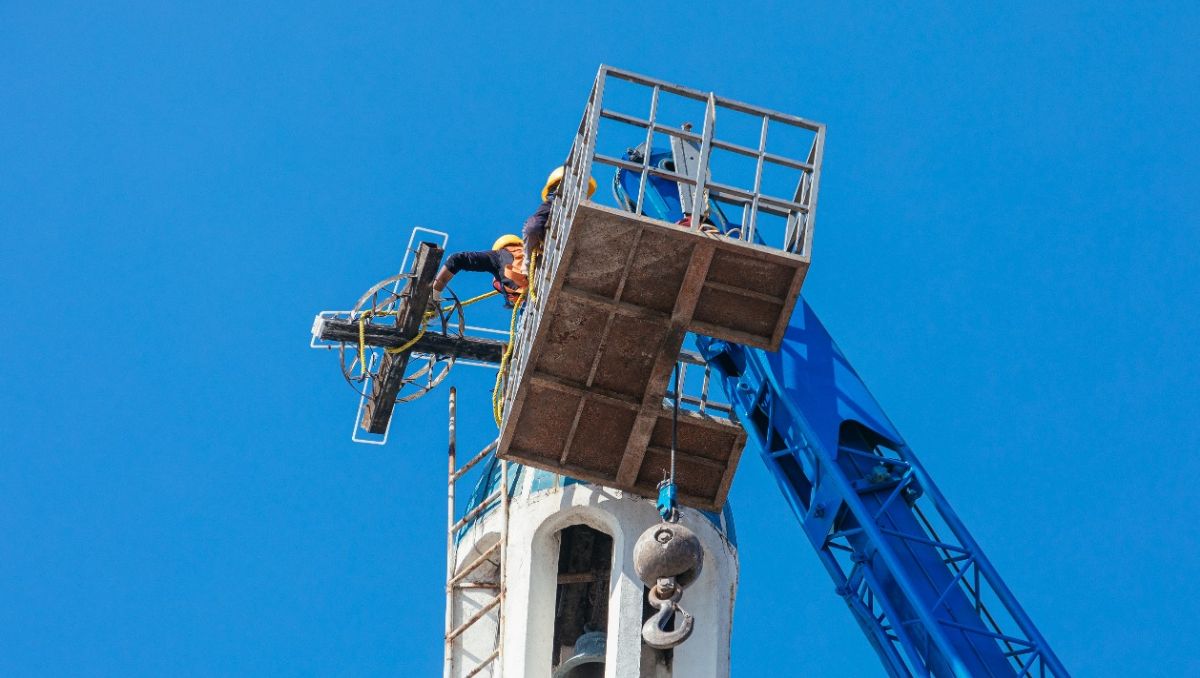 Para el desmontaje de la cruz se utilizó una grúa tipo titán de 50 toneladas. | Especial