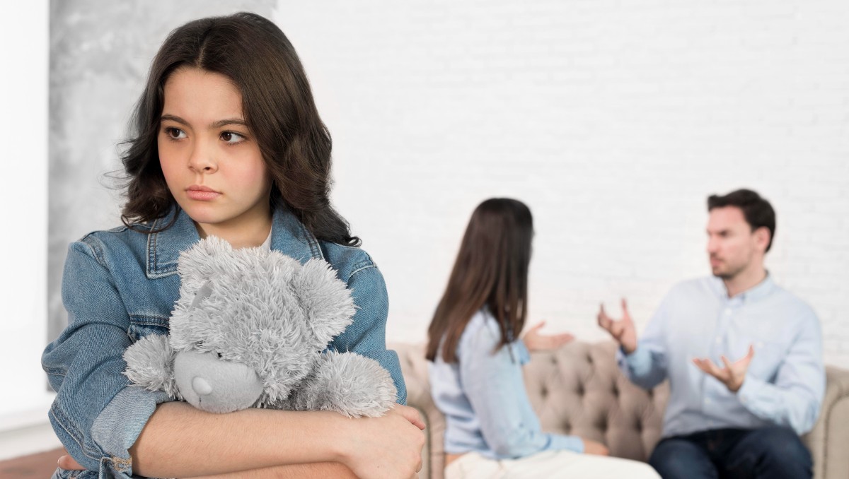 El divorcio afecta psicológica y socialmente a los niños, pero el acompañamiento parental y terapéutico puede disipar los efectos | Freepik