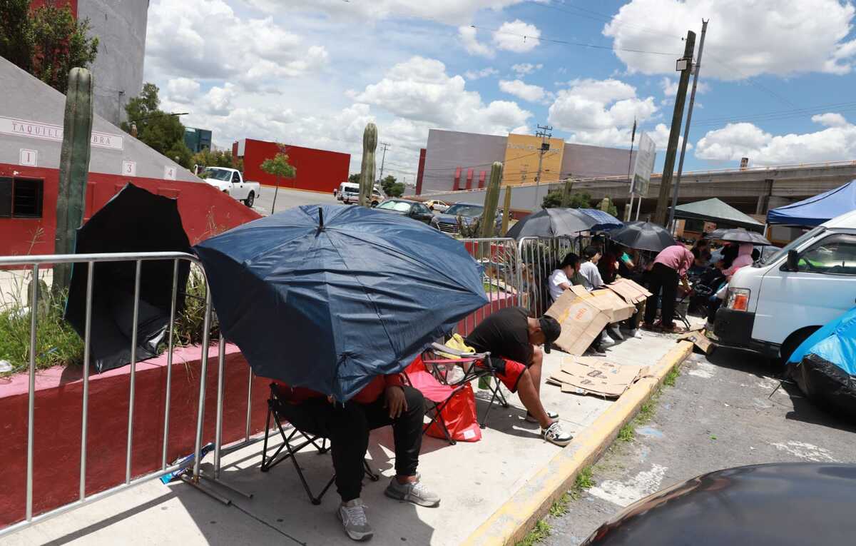 Filas en la Plaza se Toros para comprar boletos del Palenque. (Jorge Sánchez)