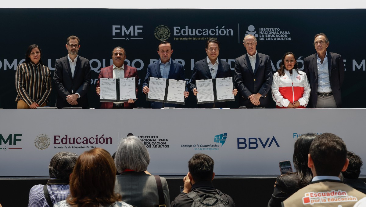 FMF firma convenio a favor de la educación para los adultos (X @FMF)