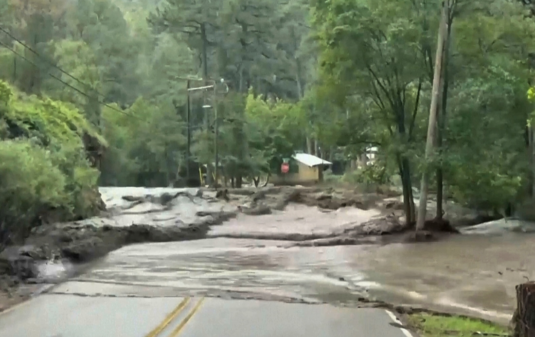 Esta imagen tomada de un video muestra inundaciones en una calle de Ruidoso, Nuevo México. |AP