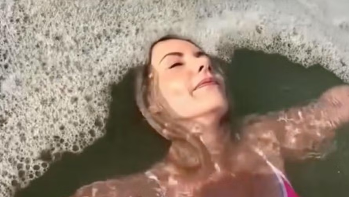 La influencer generó polémica por su video en una playa dE Ciudad del Cabo | Captura