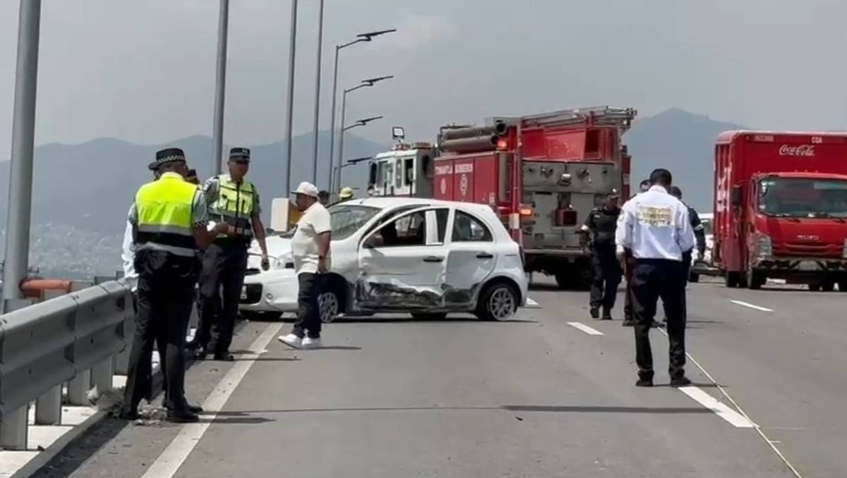 Un motociclista se impactó contra la parte trasera de uno de los vehículos involucrados.| Especial