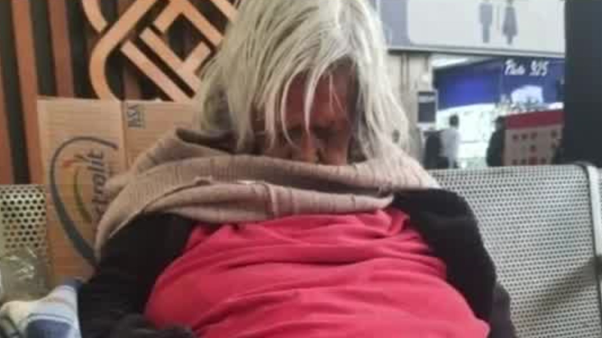 Muere 'abuelita de la capu' en la Central de Autobuses de Puebla; pasó años esperando a su hija