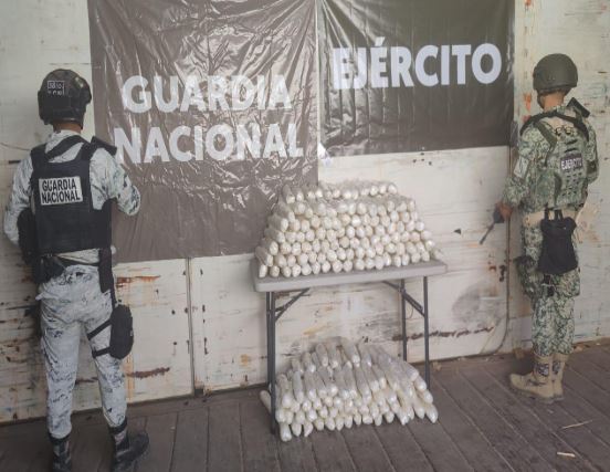 Operativo de la Secretaría de Seguridad asegura metanfetamina y armas en la frontera norte de México | Especial