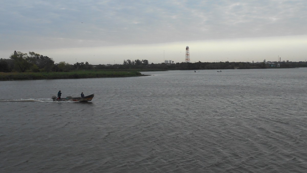 Pescadores en la laguna del Champayán.
