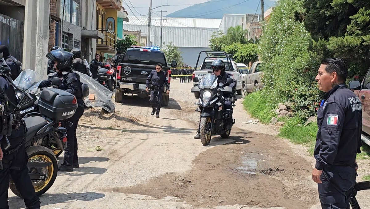 Policías mantienen presencia en el domicilio de Tlajomulco (Juan Carlos Munguía)
