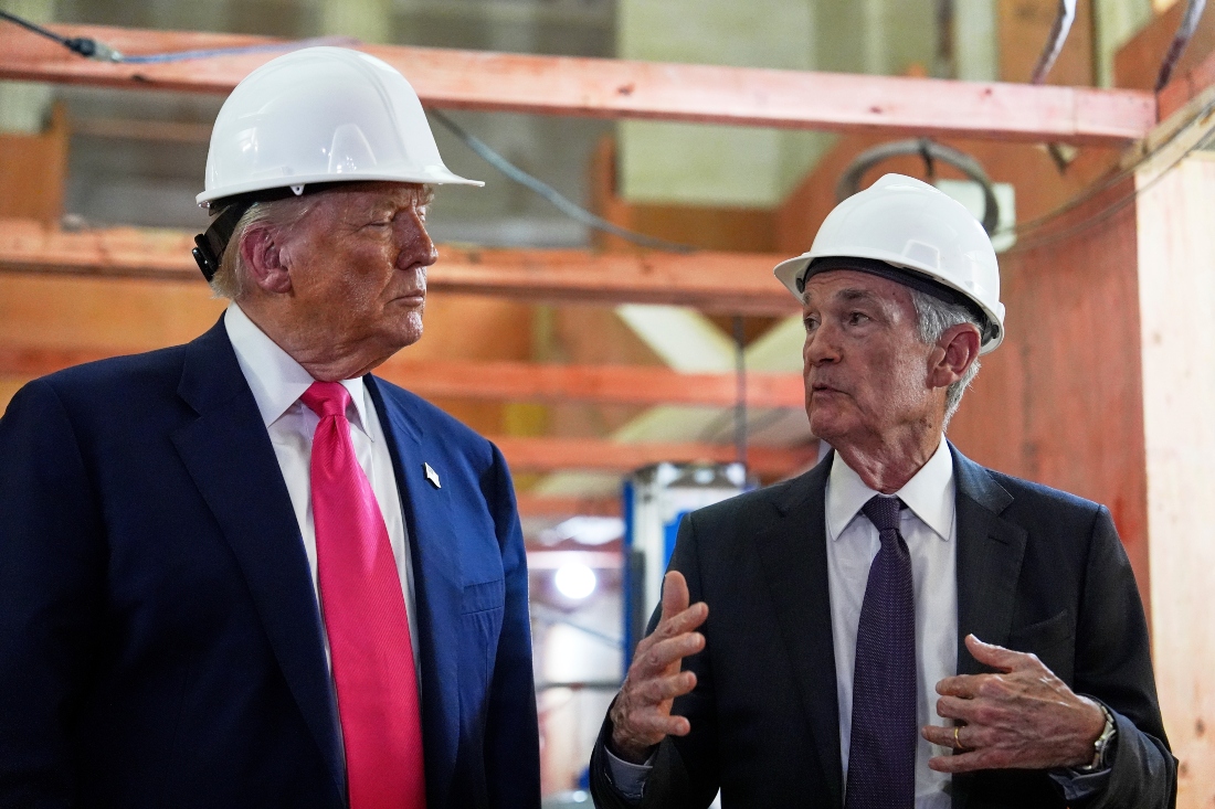 El presidente Donald Trump escucha mientras el presidente de la Reserva Federal, Jerome Powell, habla. |AP