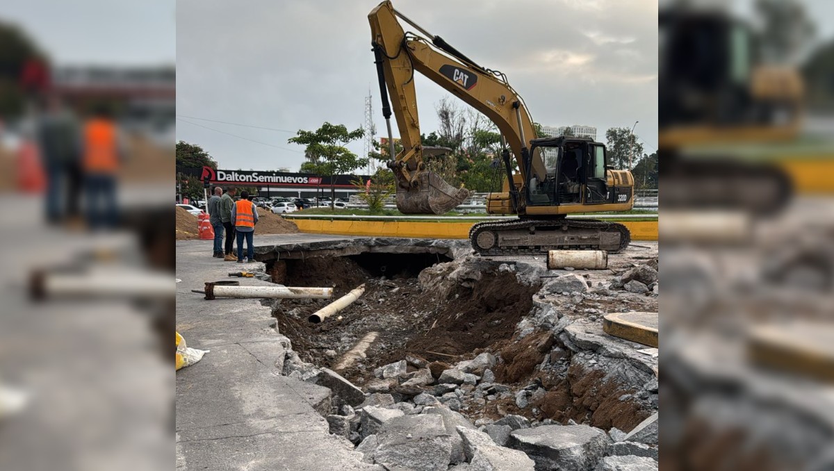 Trabajan para reparar socavón sobre López Mateos y La Calma en Zapopan (Alan Castellanos)