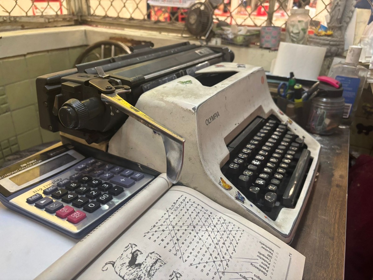 En Torreón, cartas emergen de una máquina que resiste a la tecnología. (Especial)