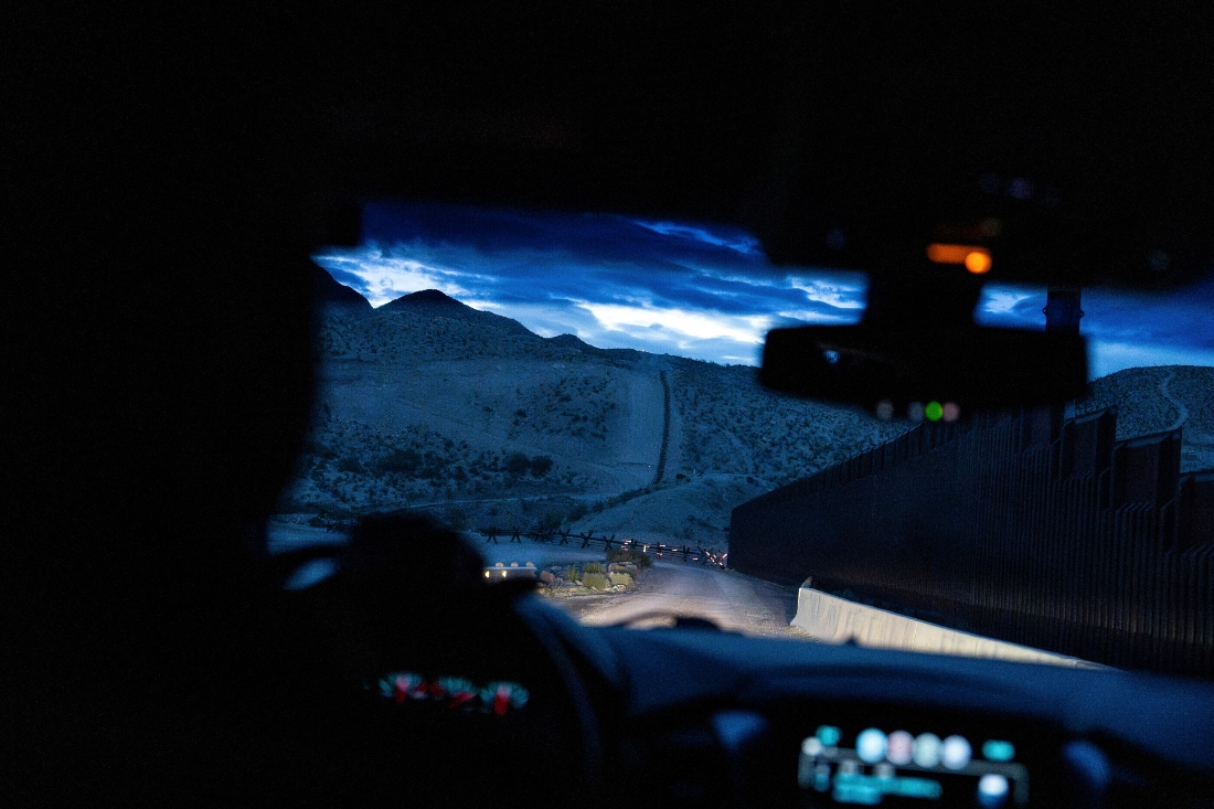 La vista desde el interior de un vehículo de la Patrulla Fronteriza estadounidense muestra la cerca que separa México de Estados Unidos. |AP