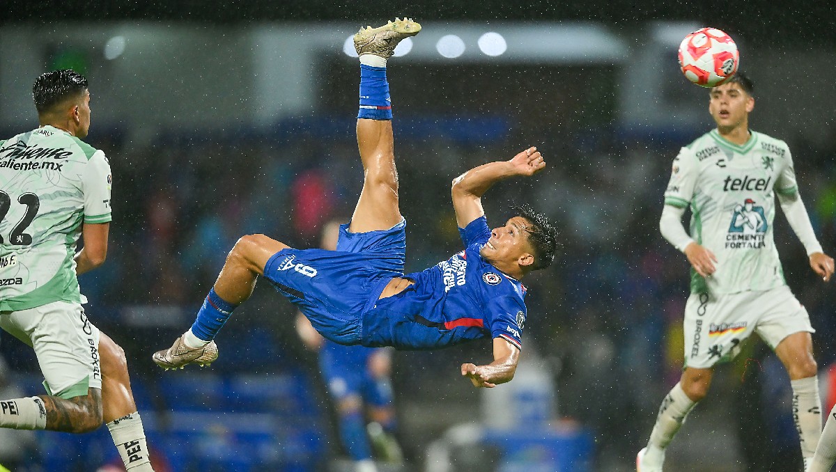 Ángel Sepúlveda anotó de chilena en la victoria de Cruz Azul (Imago7)