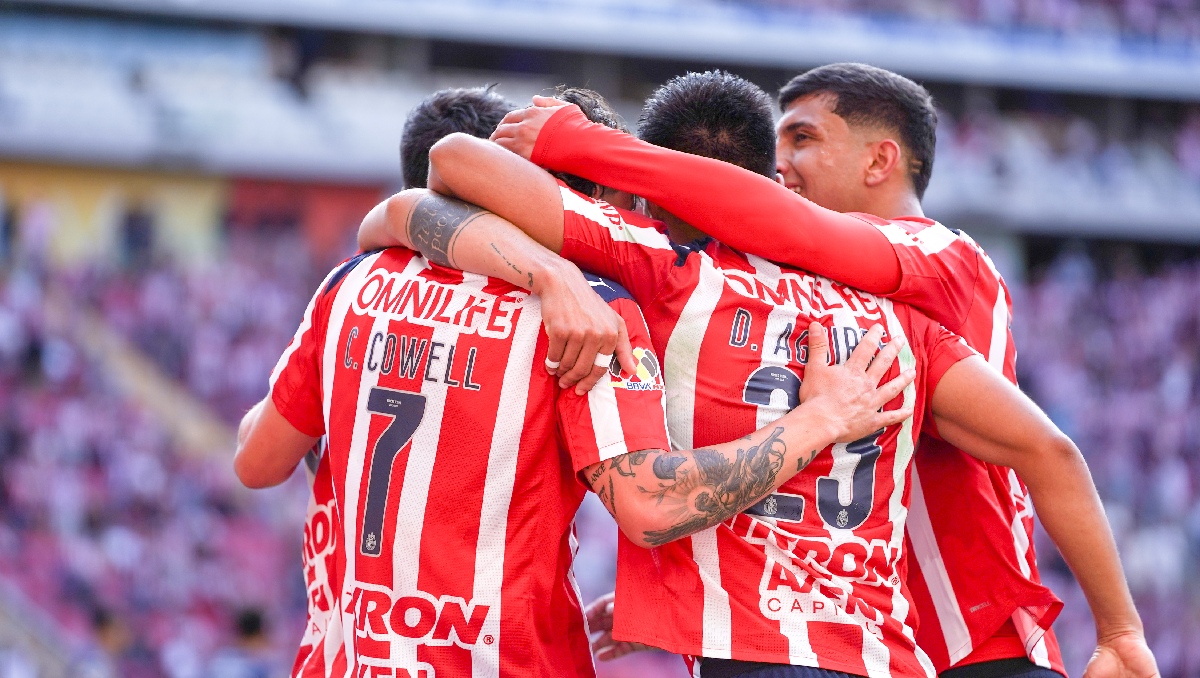 Chivas en festejo de gol contra San Luis (Imago7)