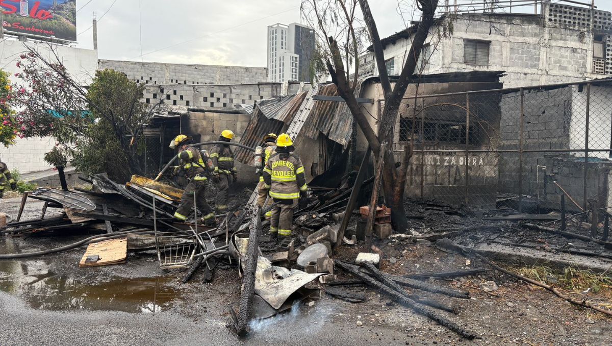 Cuerpos de rescate realizan labores de enfriamiento. Ángel Mercado