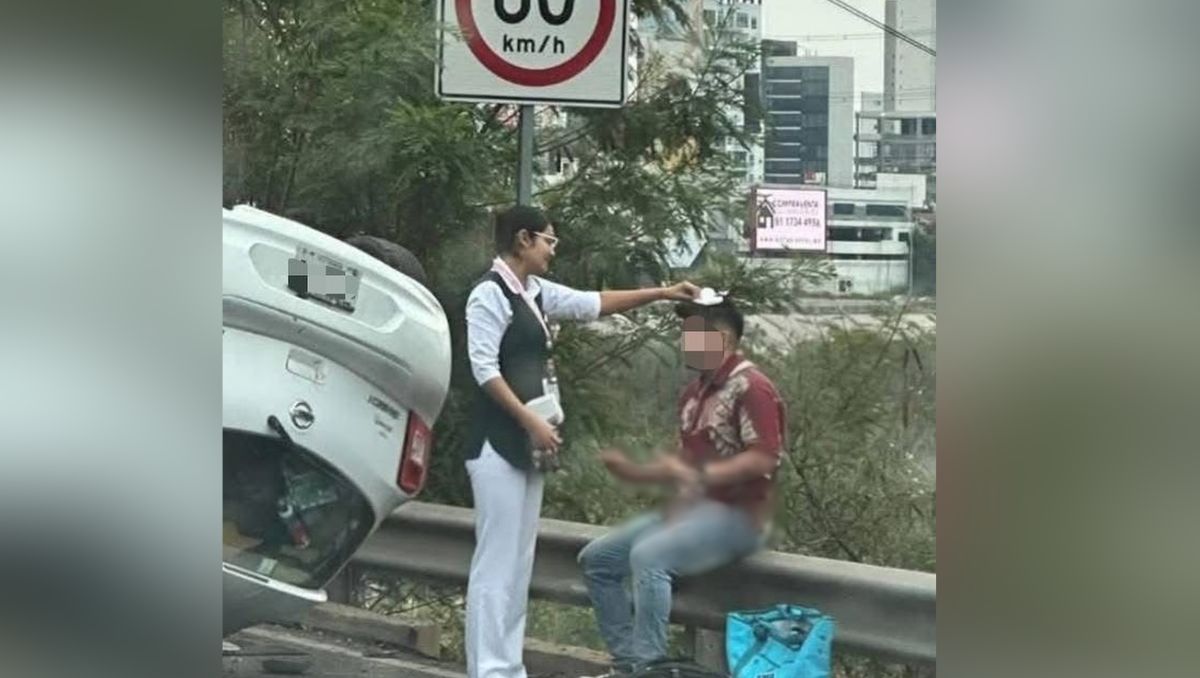 La enfermera detuvo su paso para auxiliar al automovilista lesionado. | Especial