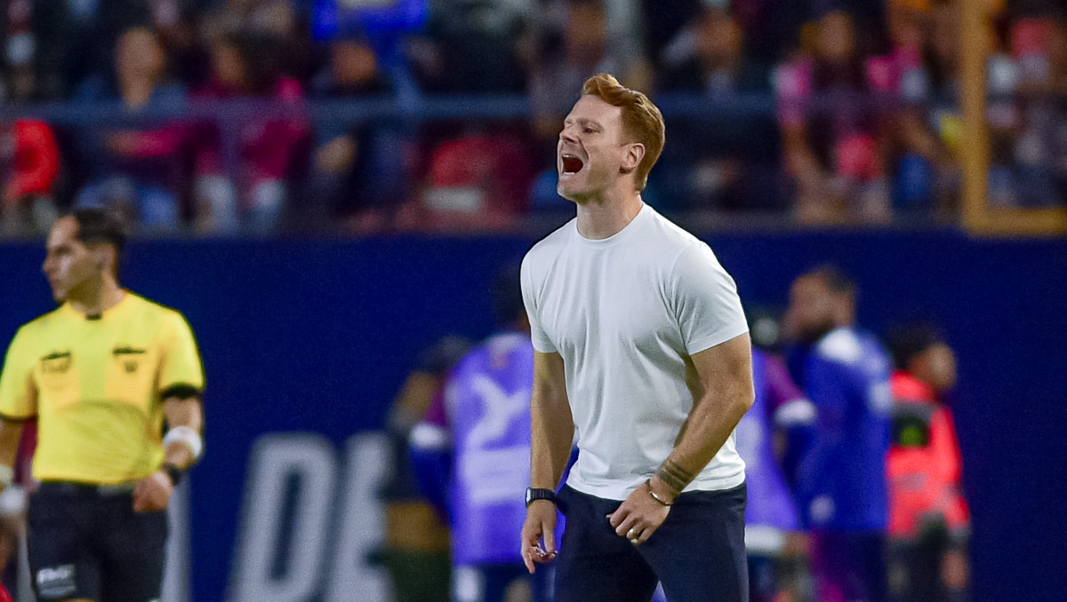Guillermo Abascal sale decepcionado del partido ante Chivas (Imago7)