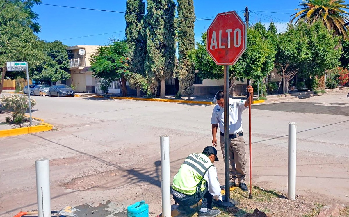 En Lerdo, rehabilitan señalética en el primer cuadro de la ciudad. (Roberto Amaya)