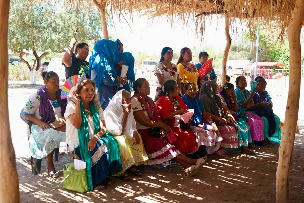 Mujeres escuchan los avances del Plan de Justicia para el Pueblo Yaqui en Sonora. | Cuartoscuro