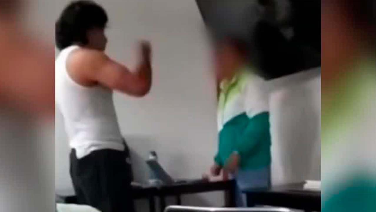 Alumno golpea a maestro en aula de universidad en Hidalgo tras recibir burlas
