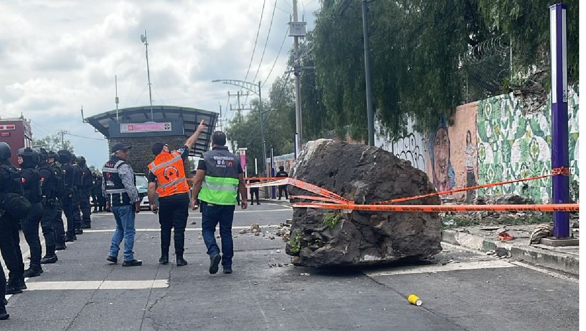 Cae roca cerca de la estación del Metrobús Hospital General La Villa. Foto: (Especial)