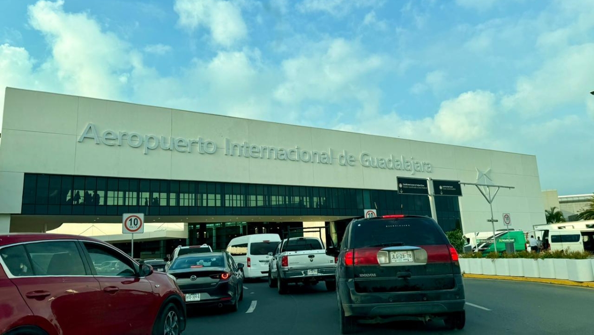 Ciudadanos pide Tren Ligero al Aeropuerto para reducir largas filas de automóviles para ingresar (Foto: Mirelle Guzmán)