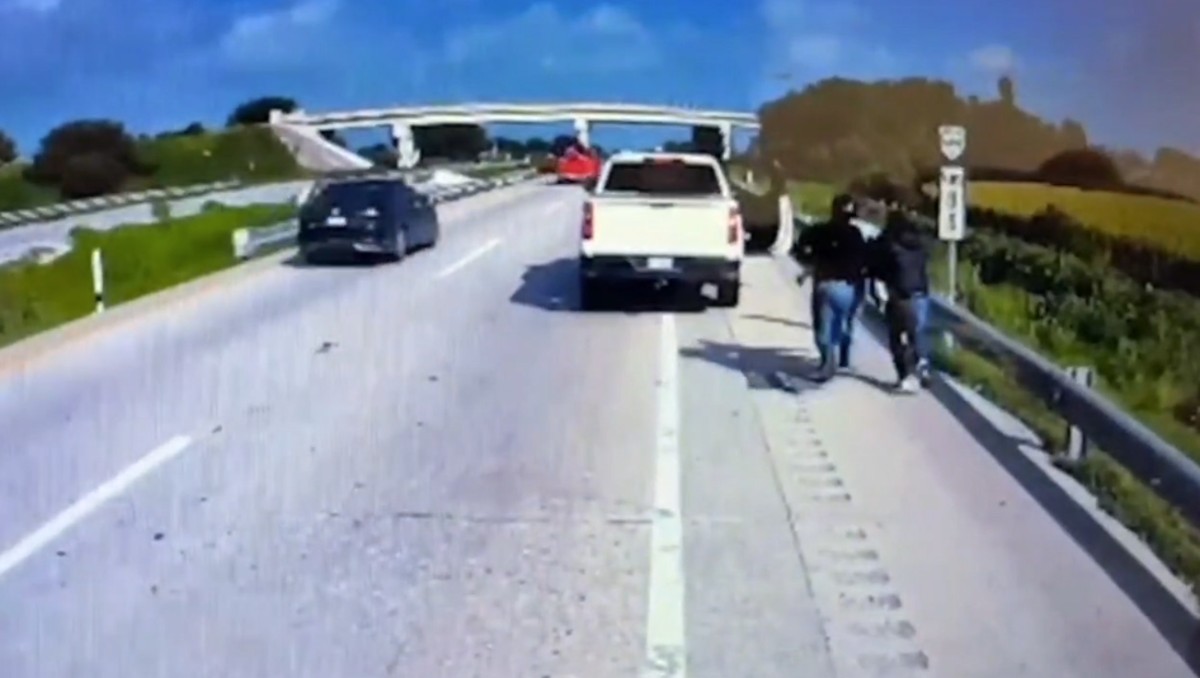 Elementos estatales y municipales recuperaron un camión robado sobre la autopista Arco Norte.