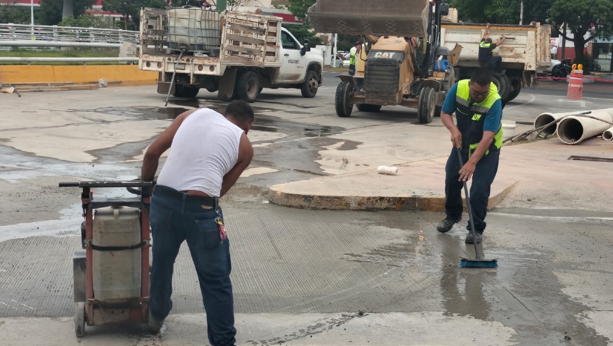 Elementos del SIAPA concluyeron con la reparación de la fuga y socavón en López Mateos y La Calma (Foto: Sonia G. Gamiño)