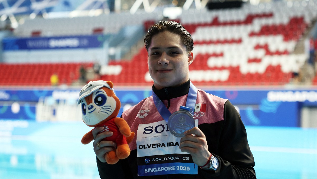 Osmar Olvera agranda su palmarés en el Mundial de Natación con una gana medalla de plata (Reuters)