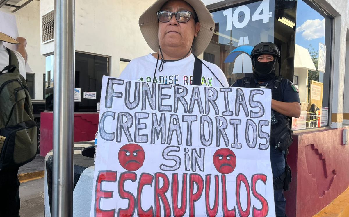 Con pancartas, el colectivo “Justicia para Nuestros Deudos” por lo ocurrido en el crematorio Plenitud. | Norma Ponce