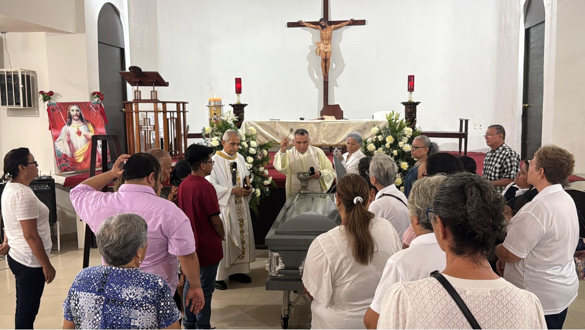 Restos del padre Pedro Cruz Santiago fueron velados la tarde de este sábado. (Alberto Cano)