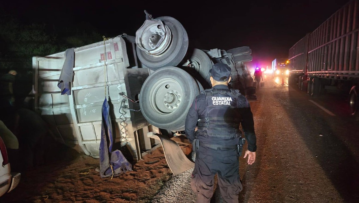 Vuelca remolque en carretera Padilla–Jiménez; provoca cierre parcial. | Especial