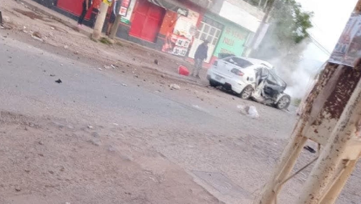El automóvil quedó destrozado tras impactarse contra el poste en la comunidad de Gandhó, Tecozautla