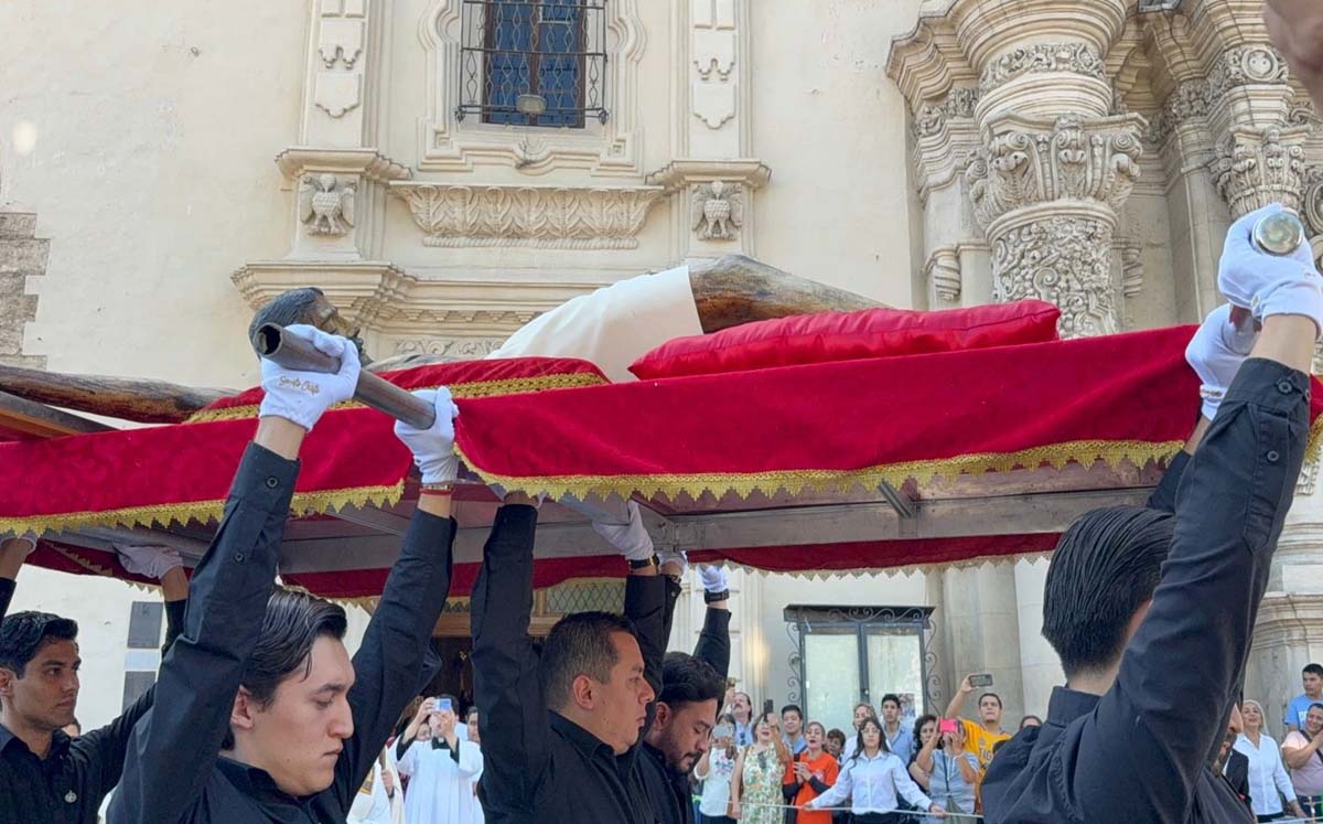 Devoción en movimiento: descienden al Santo Cristo de la Capilla. l Kevin Carranza