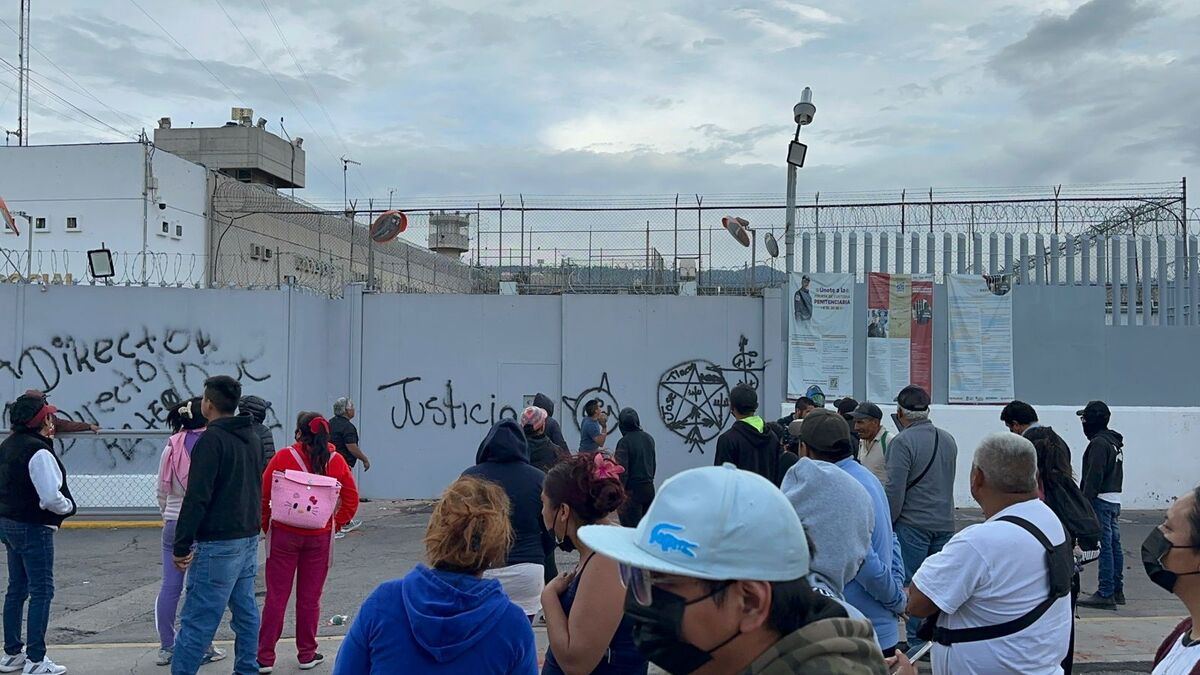 Familiares protestan afuera del penal de Chalco
