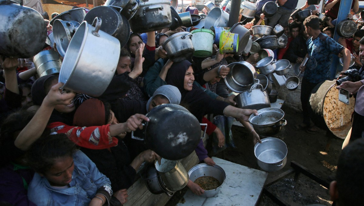Fuerzas armadas de Jordania mandan ayuda alimentaria a Gaza