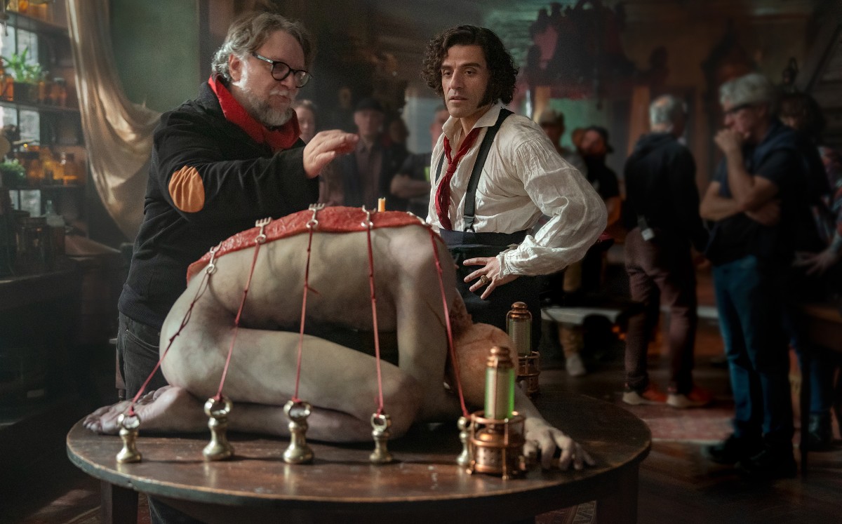 Guillermo del Toro y Oscar Isaac en 'Frankenstein'