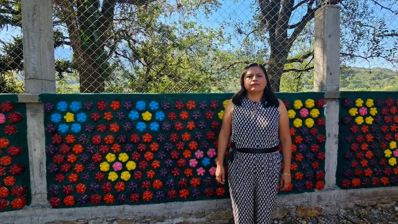 Maestras usan botellas plásticas para construir barda ecológica en preescolar de Coacuilco