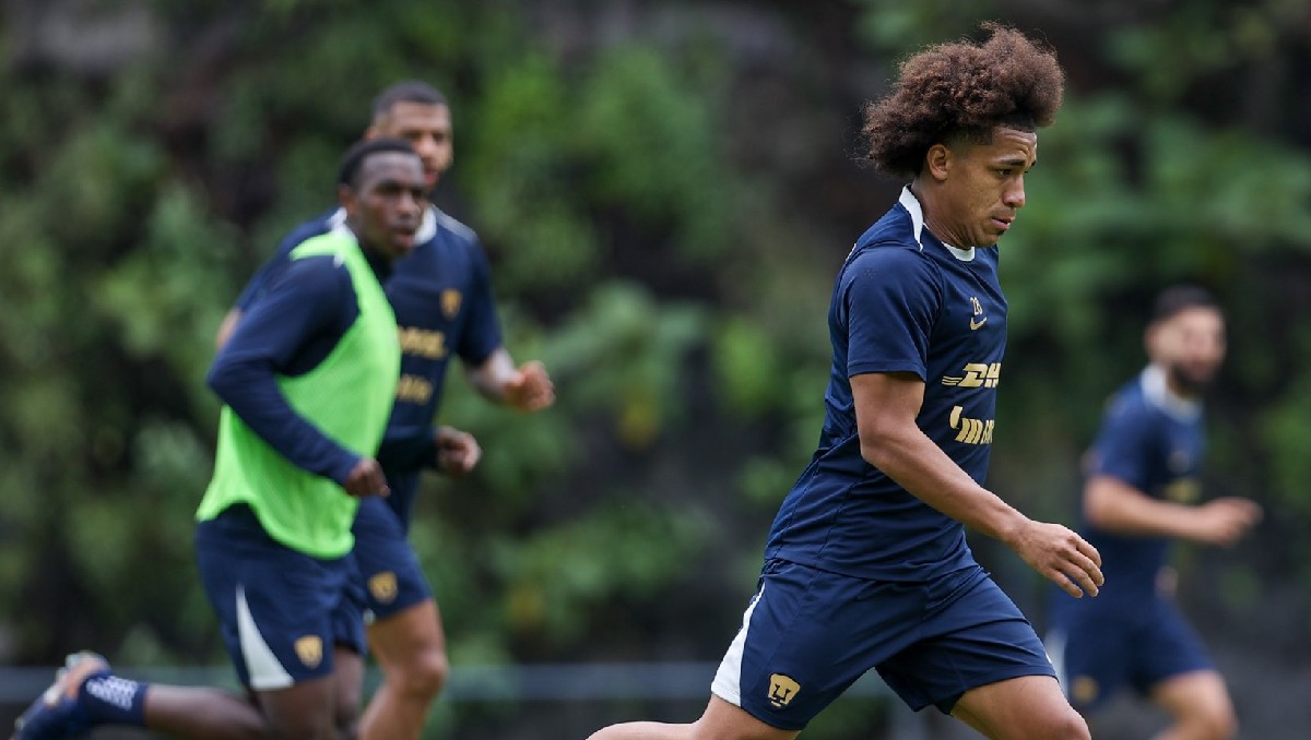 Norberto Jesús Jiménez Pérez (de fondo), jugador colombiano Sub 21 de Pumas en entrenamiento (X @PumasMX)