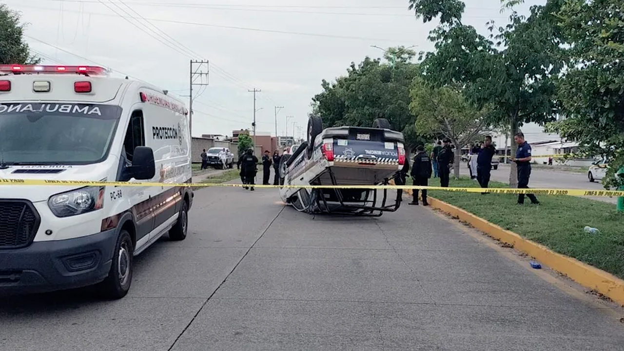 Persecución termina en volcadura de patrulla en Tapachula; dos policías resultan heridos
